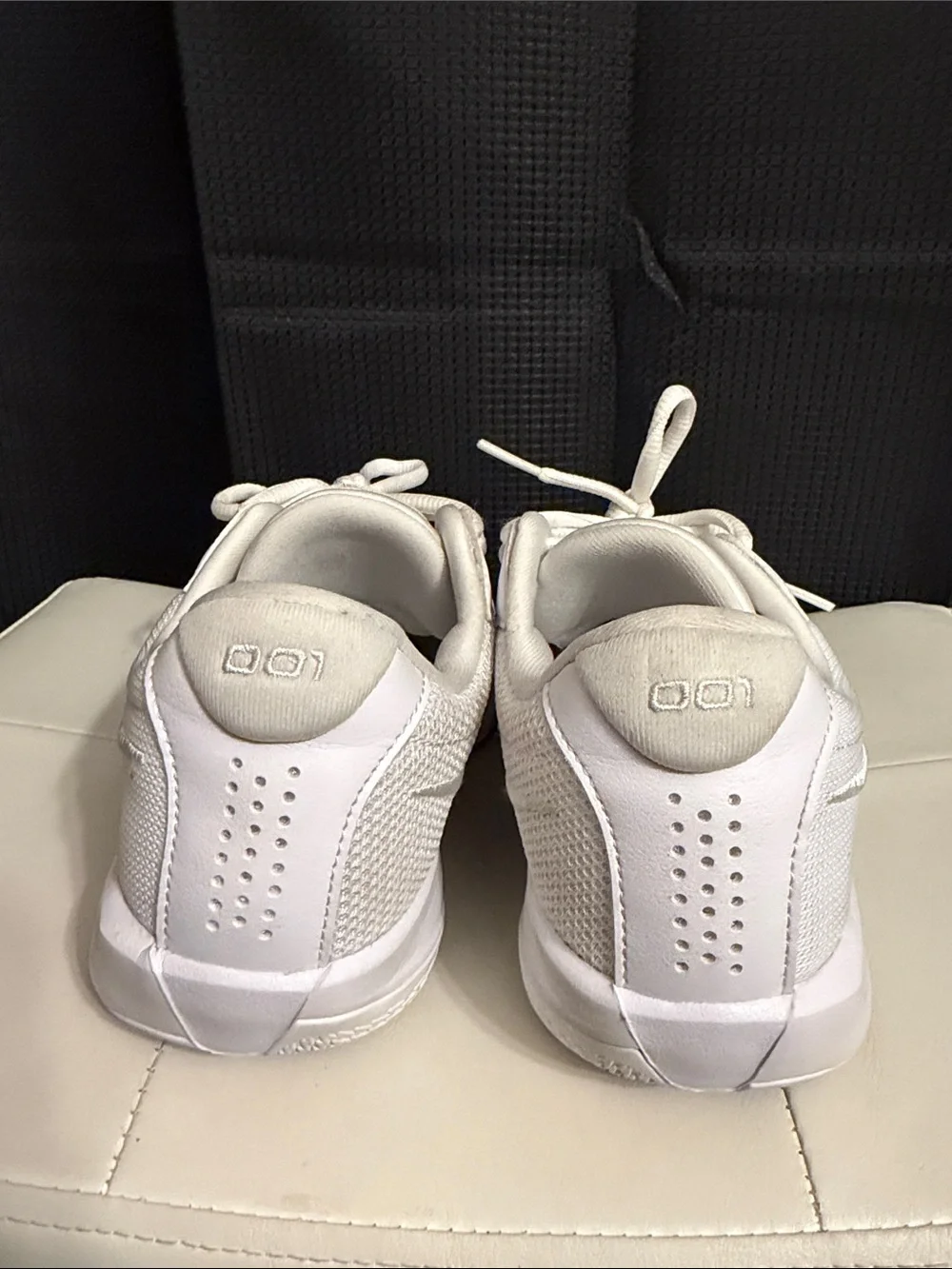 Nike Air Zoom GT Cut Academy sneakers in white Sz 8 Good condition